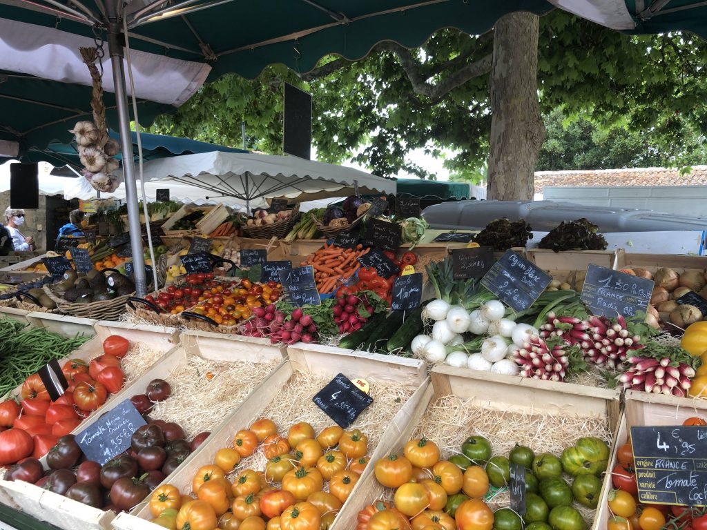 Frankreich Reise Atlantikküste Podcast: Marktstand Gemüse in Frankreich