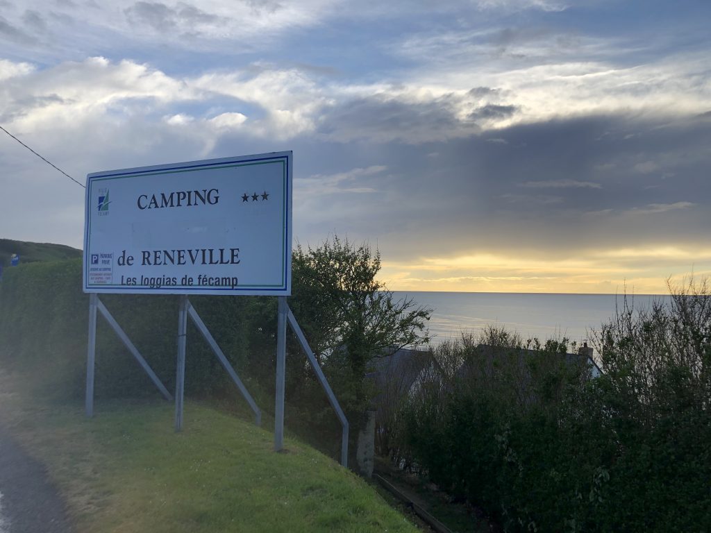 Frankreich Reise Atlantikküste Podcast: Campingplatz Schild Fécamp Reneville