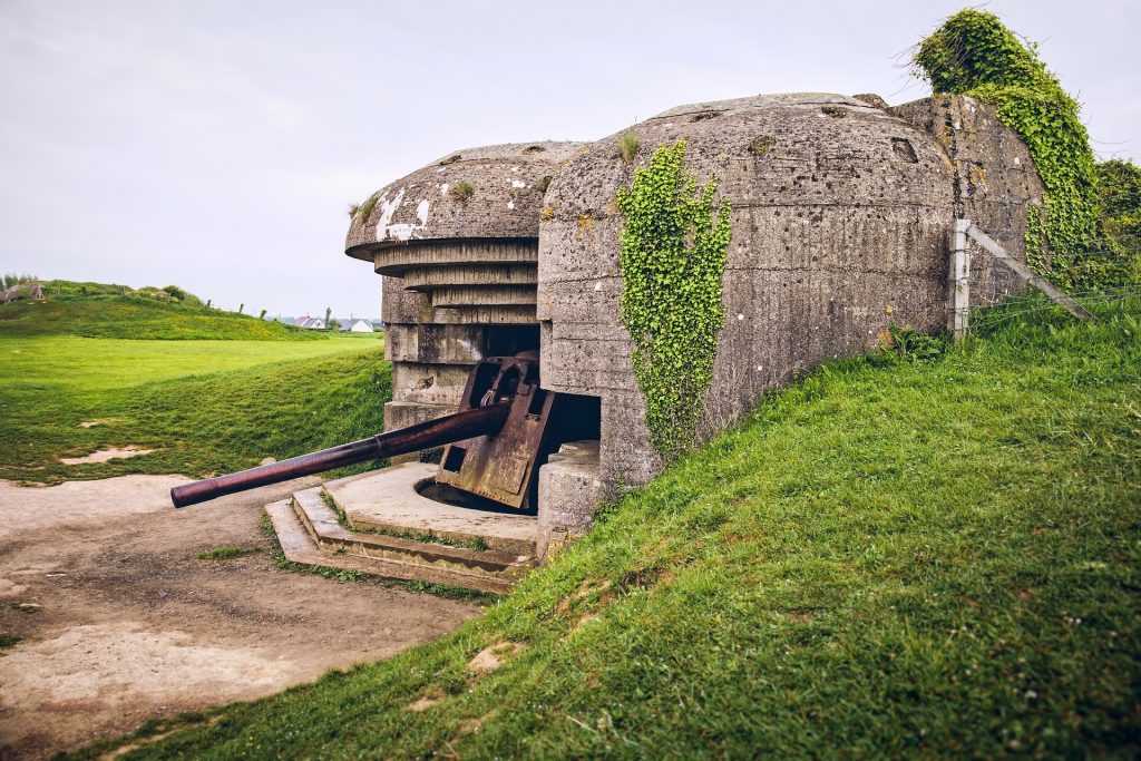 Ein alter Bunker an der Küste Frankreichs mit Geschütz