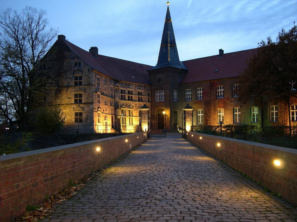Burg Lüdinghausen abends beleuchtet