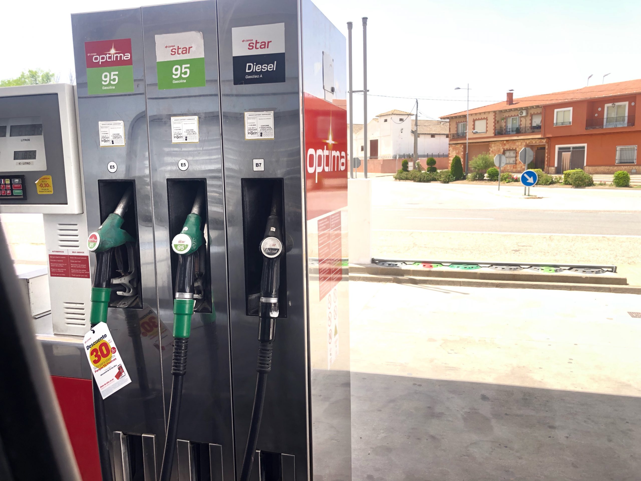 spanische Zapfsäule Benzin und Diesel