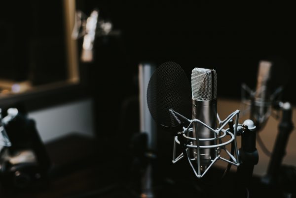 Podcast Mikrophon hängend im Studio