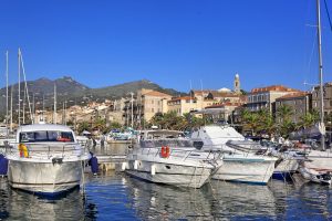kleine Yachten liegend in einem Fischer- und Yachthafen von Propriano, Korsika
