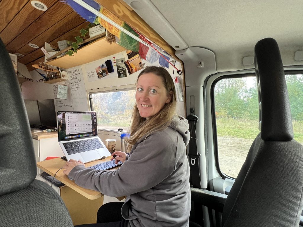 Anja, Camp and Work im Wohnzimmer der CMT Messen