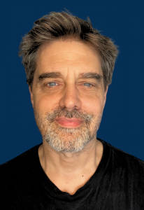 Schauspieler und Campingexperte Raphael Vogt (VAN UND DAVON) kuratiert das Wohnzimmer der CMT Messen