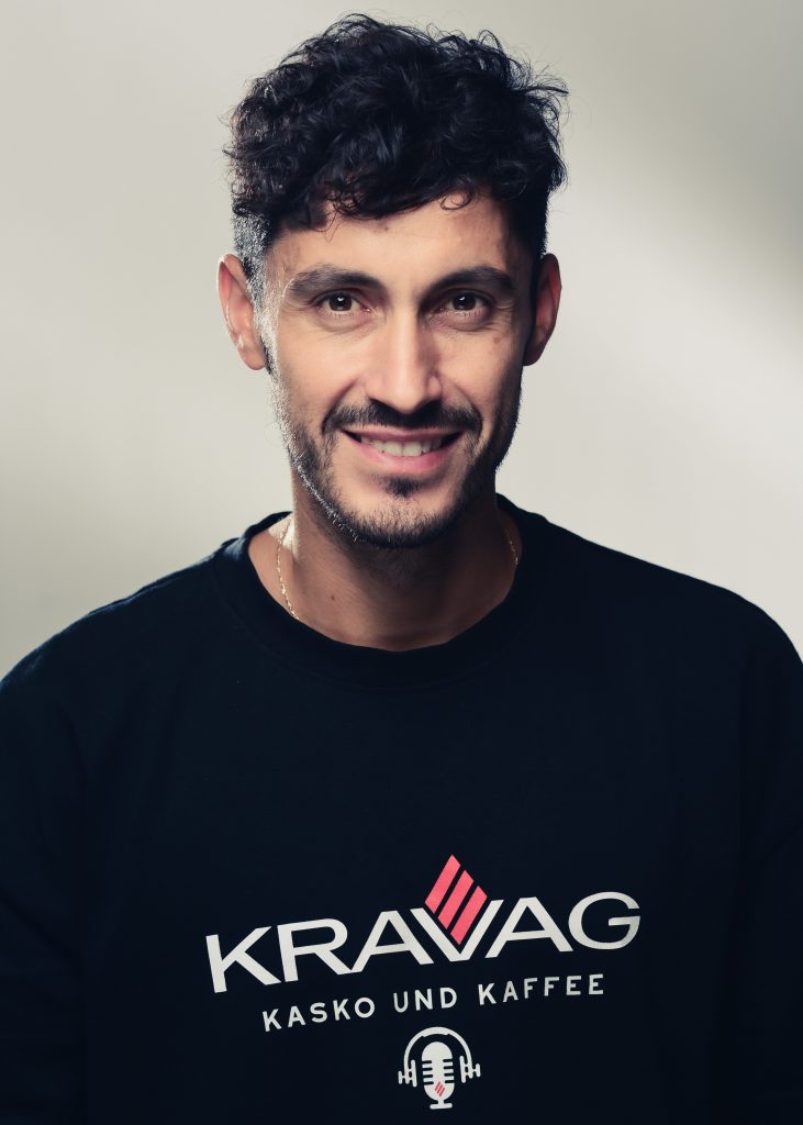 Nelson Peixoto, Kfz-Versicherungsexperte bei der KRAVAG und Host des Podcasts „Kasko und Kaffee“