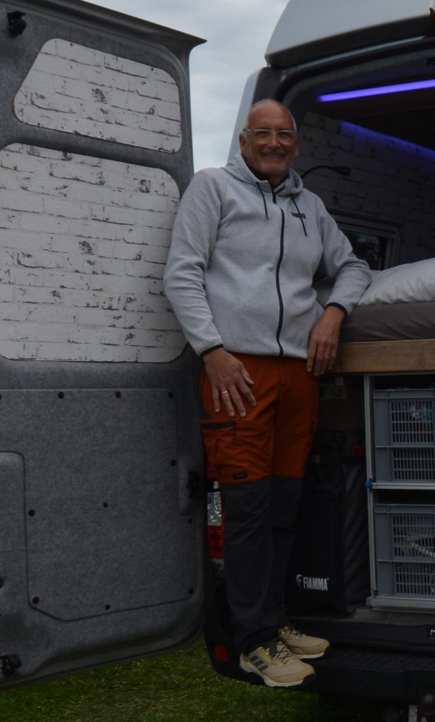 Stephan Mathei - Campervan Regal - im Wohnzimmer