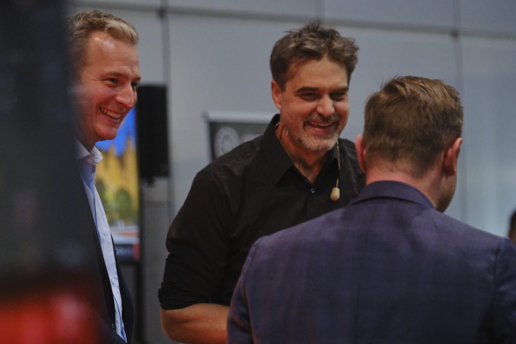 Alexander Ege und Raphael Vogt im Wohnzimmer auf der Touristik und Caravaning Messe Leipzig