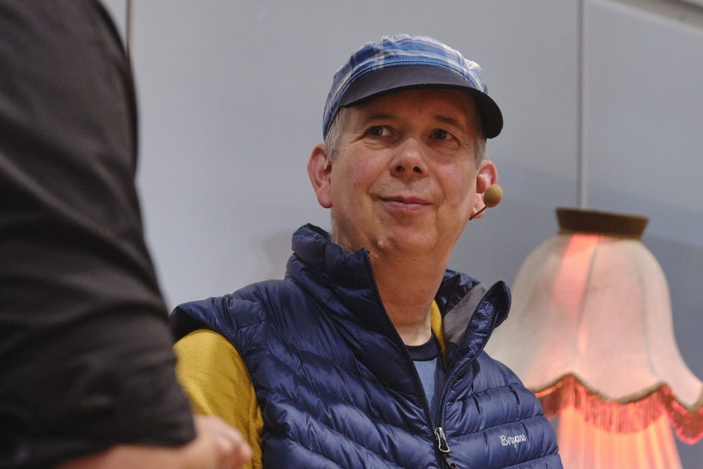 Ralf Stefan Beppler (Wandern) und Marc (Bikepacking) teilen ihre Expertise im Wohnzimmer