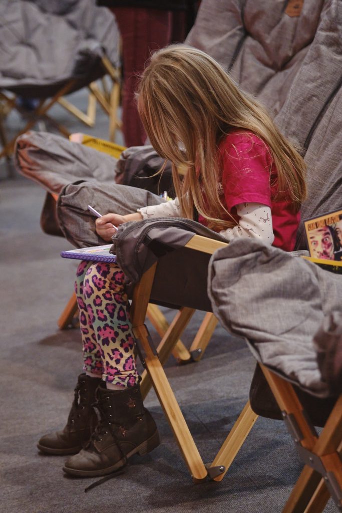 Océane Vogt VAN UND DAVON im Wohnzimmer