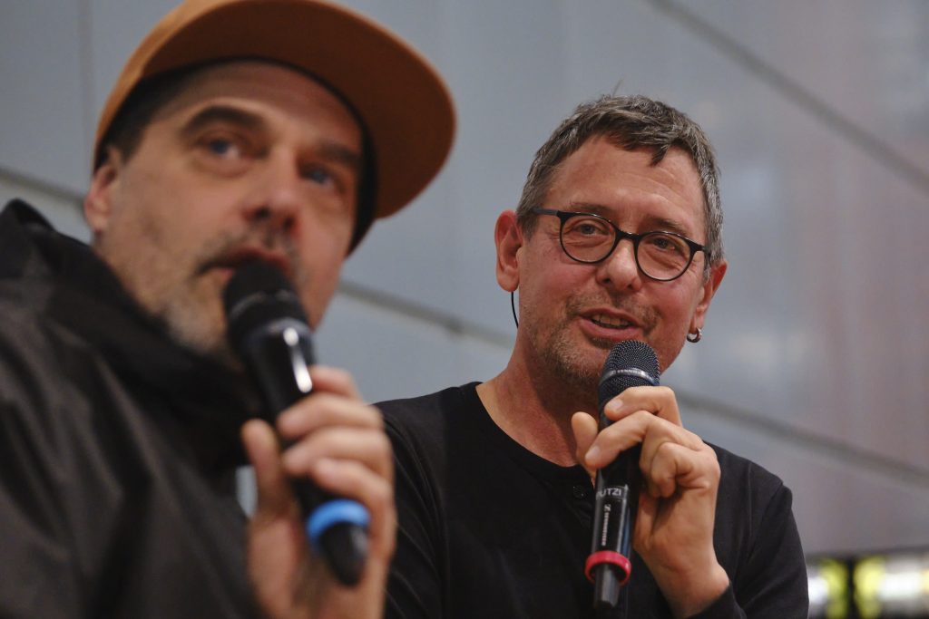 Ralf Stefan Beppler (Wandern) und Marc (Bikepacking) teilen ihre Expertise im Wohnzimmer. Foto: Uta Kargel, info@paloypiedra.de