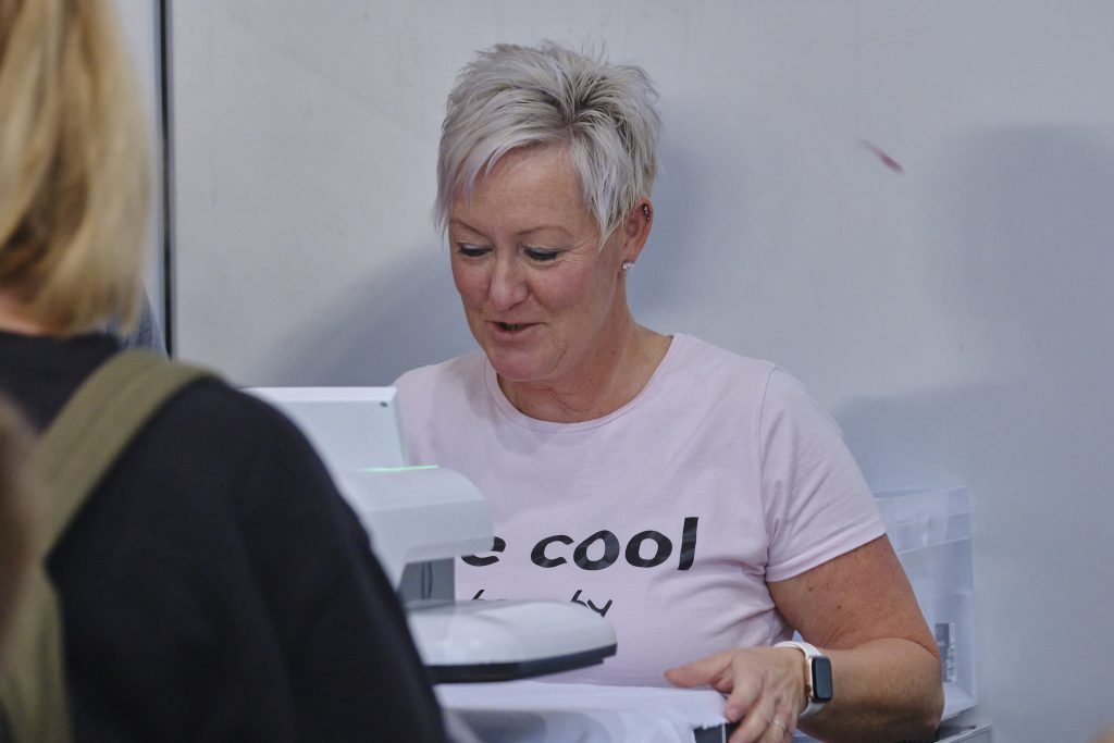 Astrid vom Cool Camper Shop im Wohnzimmer