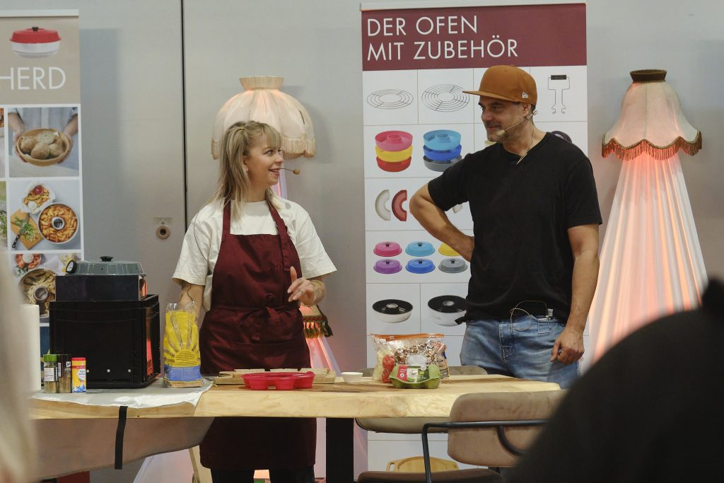 Antonia Hoyer und Raphael Vogt im Wohnzimmer der Urlaubsmessen