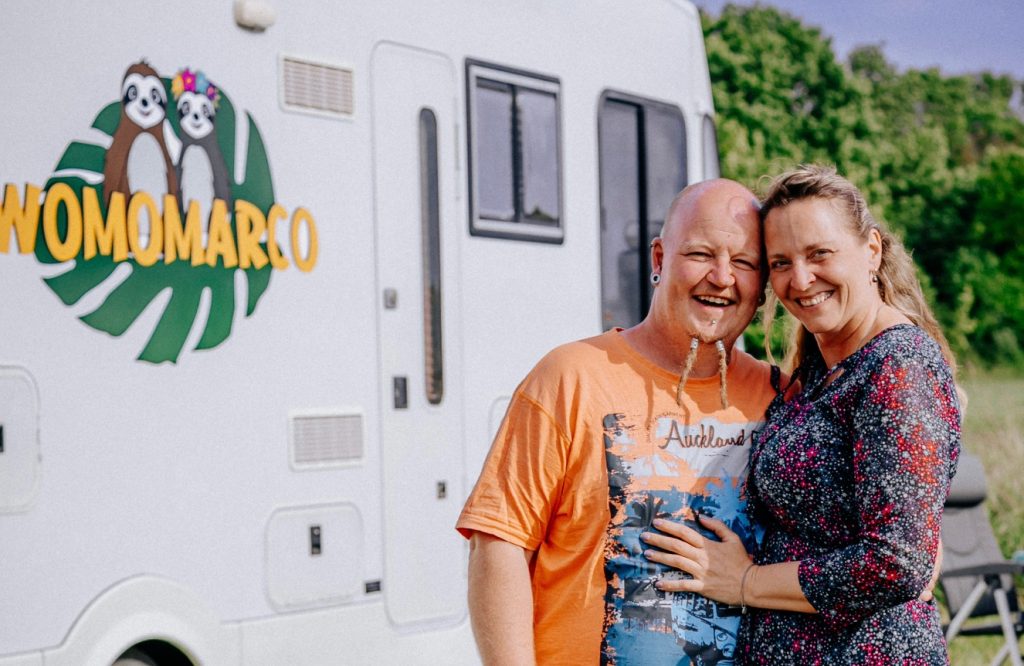 Marco von Womomarco im Wohnzimmer