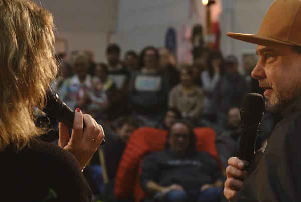 Bettina Tietjen zu Gast im Wohnzimmer bei Raphael Vogt / VAN UND DAVON auf der Reisen und Caravaning Messe in Hamburg