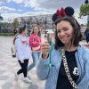 Kati im Disneyland mit dem Frozen Champagner Glas