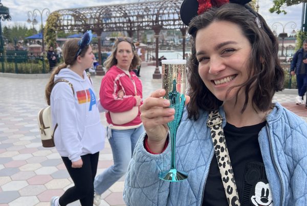 Kati im Disneyland mit dem Frozen Champagner Glas