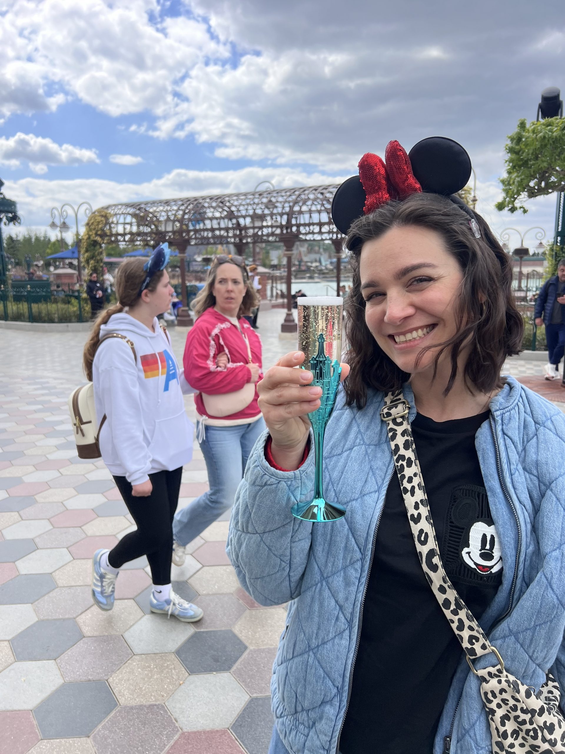 Kati im Disneyland mit dem Frozen Champagner Glas