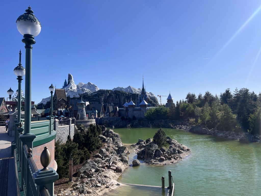 Die Eiswelt von Frozen im Disneyland jetzt mit dem Wohnmobil besuchen